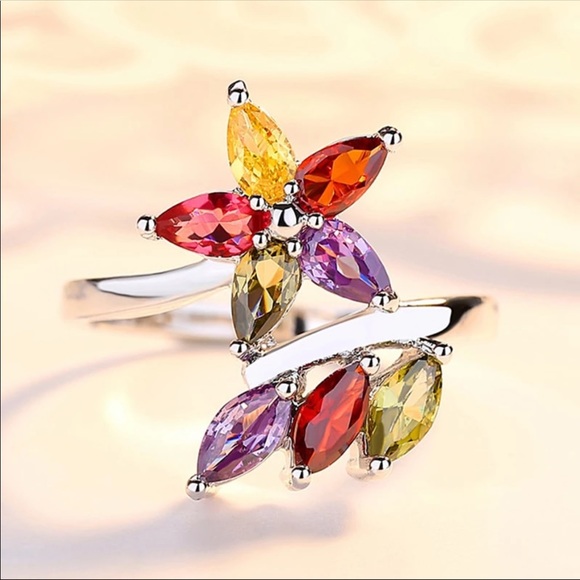 Women’s Flower Ring🌺 - Picture 2 of 4